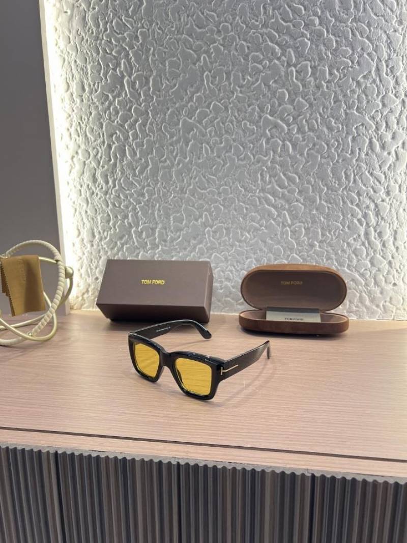 Tomford_184_yellow_lens