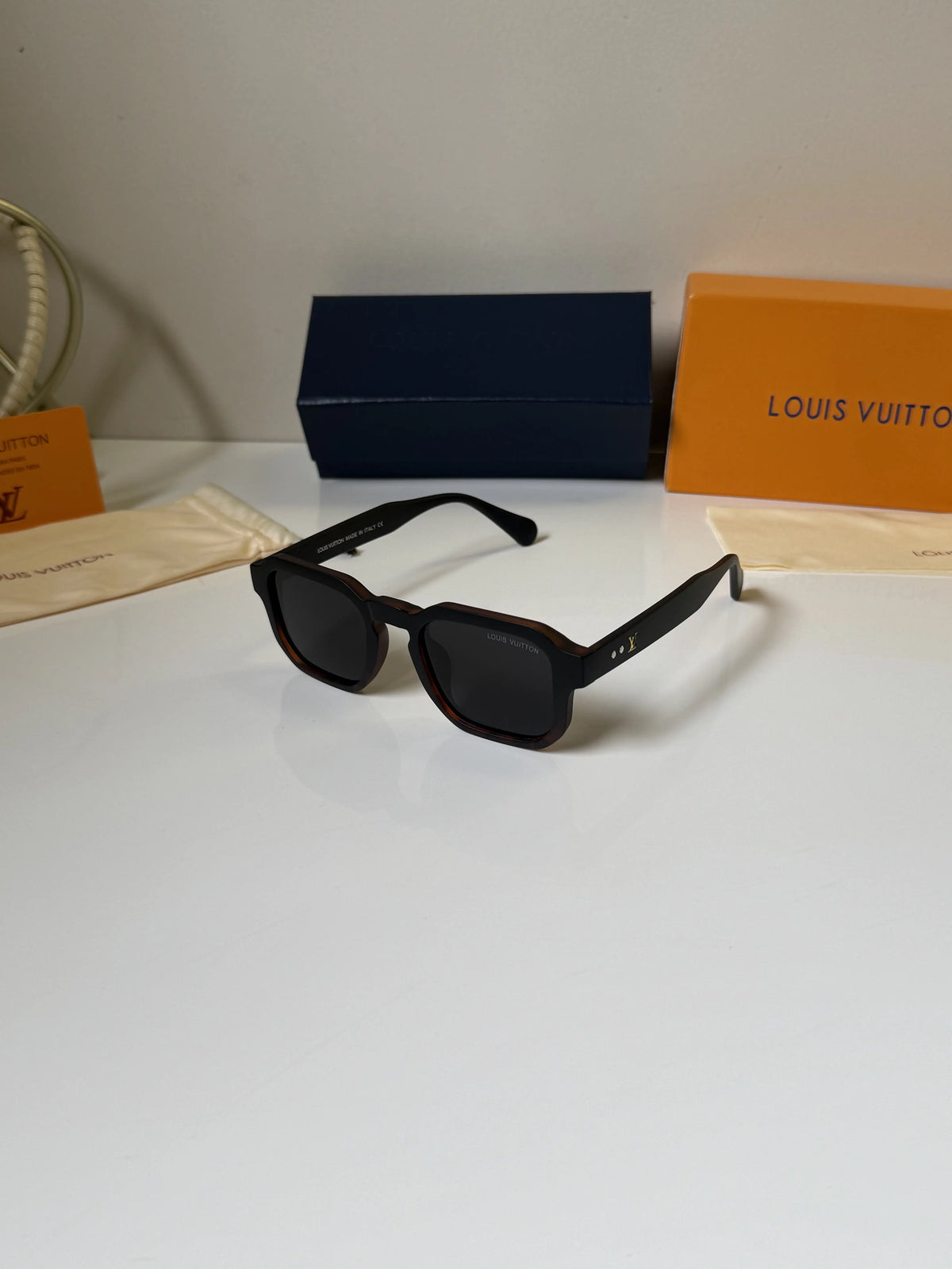 Louis_Vuitton_4954_Black_Brown