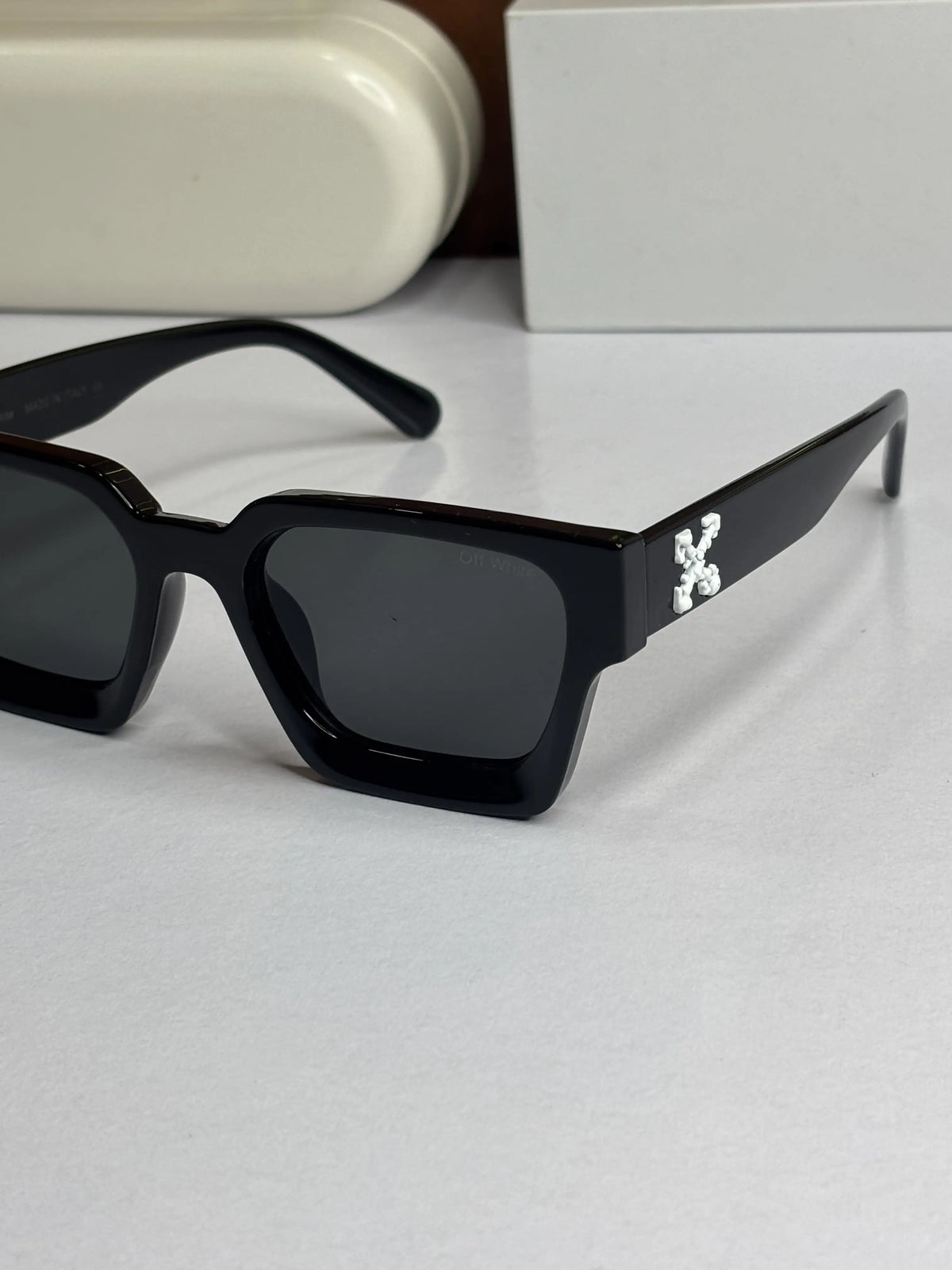 Off White Full Black