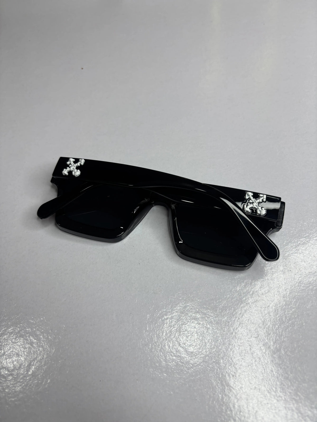 Off White Full Black