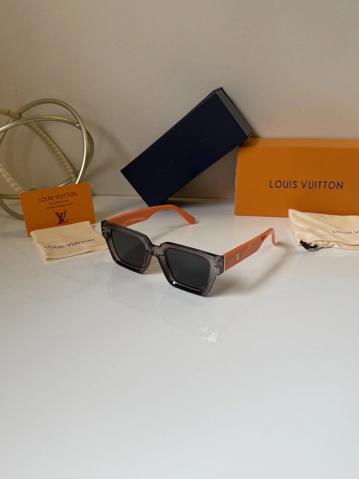 Louis_Vuitton_3311_Orange_Black